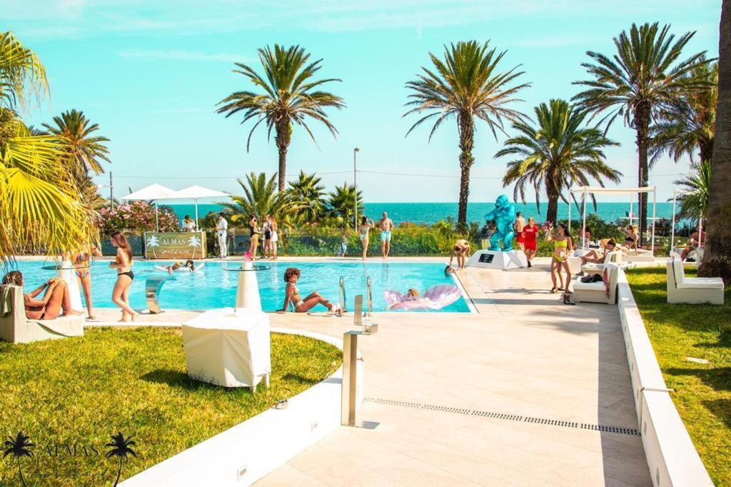 Miramare The Palace Resort Sanremo Dış mekan fotoğraf The pool at Nikki Beach Club, Porto Cervo, Sardinia